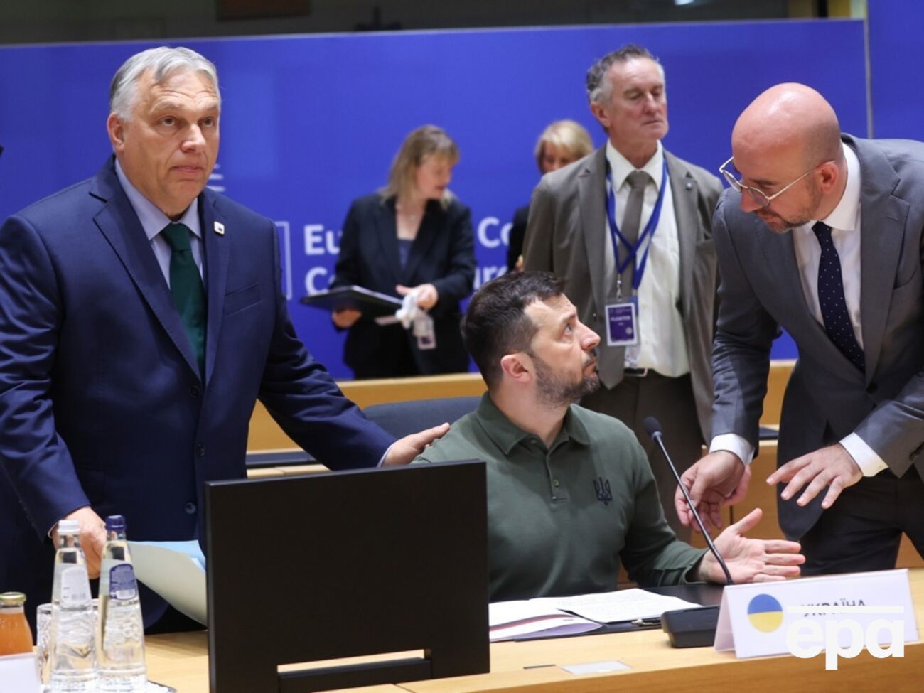 Орбан підійшов до Зеленського лише коли увімкнули трансляцію зі спрямованої на нього камери, зазначили ЗМІ