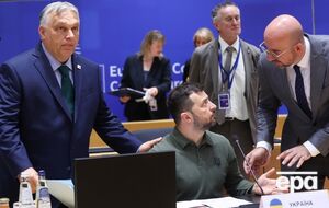 Орбан подошел к Зеленскому, только когда включилась трансляция с направленной на него камеры, отметили СМИ