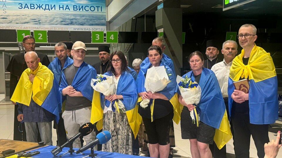 10 освобожденных из российского плена гражданских уже в Киеве