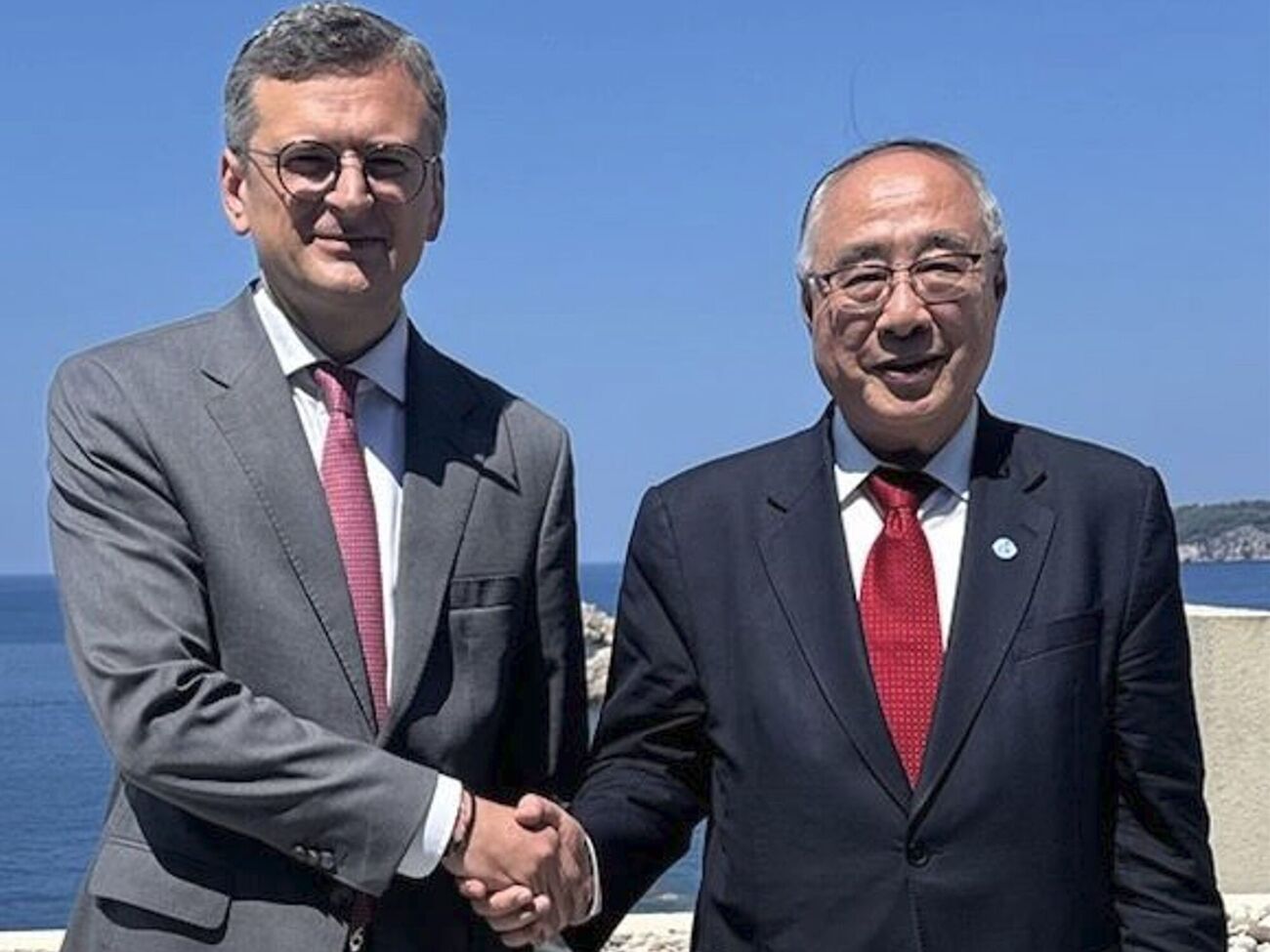 Кулеба проинформировал У Хунбо о состоявшемся в Швейцарии саммите мира