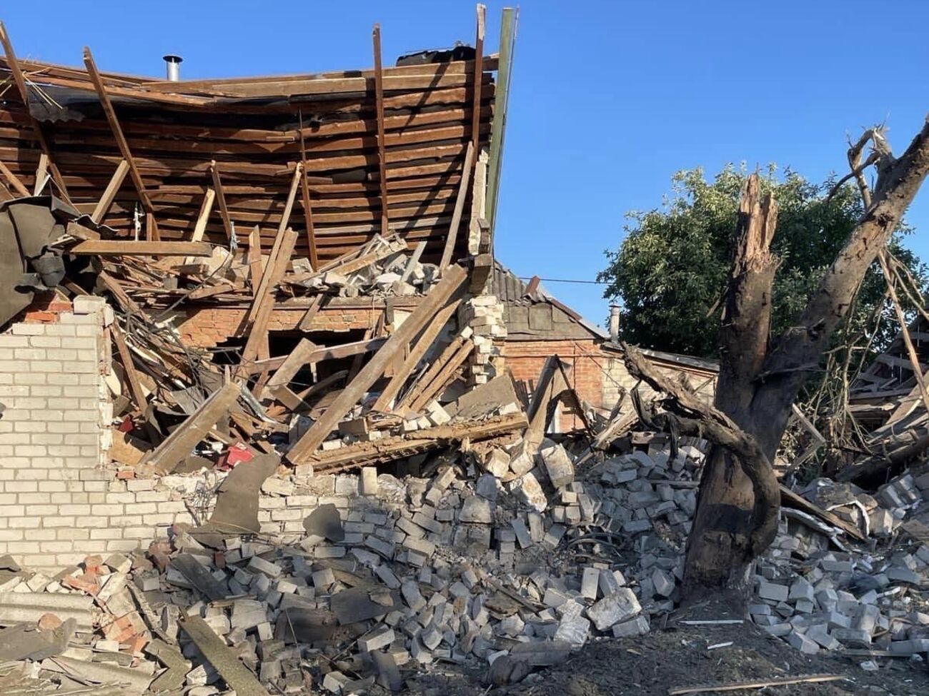 У Дергачах унаслідок російського авіаудару пошкоджено приватні житлові будинки, п'ятиповерхівки, автомобілі, господарські приміщення, будівлі підприємства, розповіли у прокуратурі