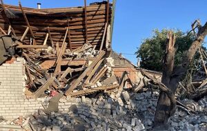 У Дергачах унаслідок російського авіаудару пошкоджено приватні житлові будинки, п'ятиповерхівки, автомобілі, господарські приміщення, будівлі підприємства, розповіли у прокуратурі