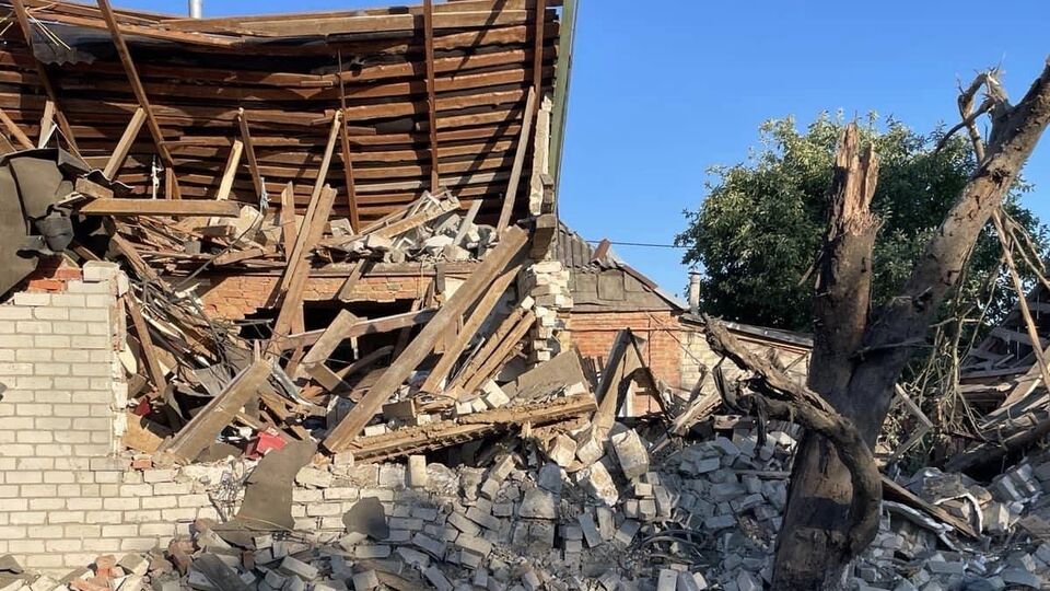 У Дергачах унаслідок російського авіаудару пошкоджено приватні житлові будинки, п'ятиповерхівки, автомобілі, господарські приміщення, будівлі підприємства, розповіли у прокуратурі
