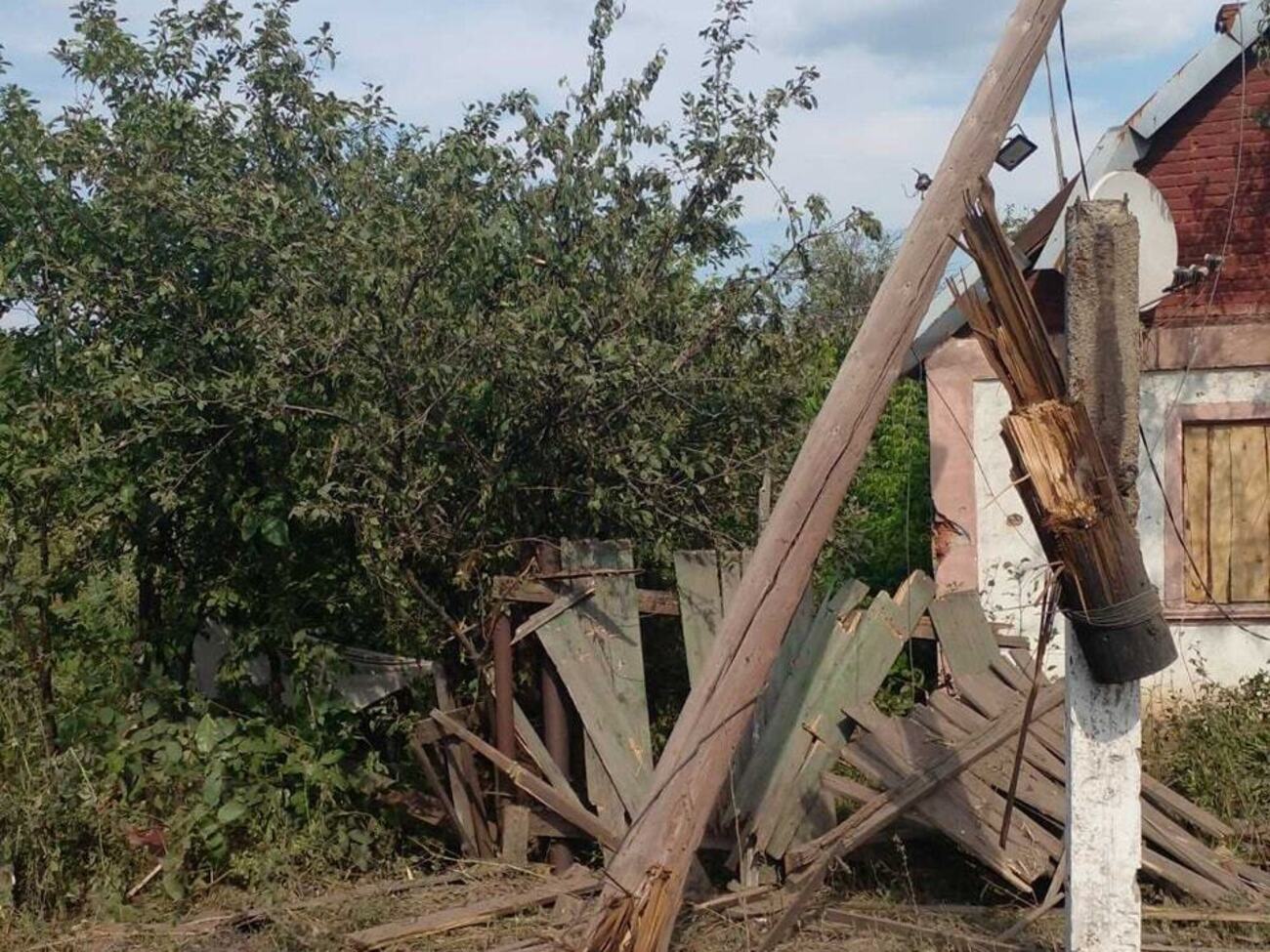 Энергетикам удалось вернуть электричество в 14,4 тыс. домов в Донецкой области