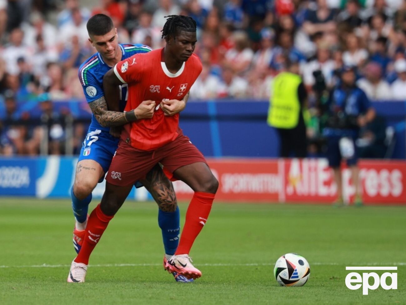 Итальянцы (в синем) не сумели удержать швейцарцев (в красном)