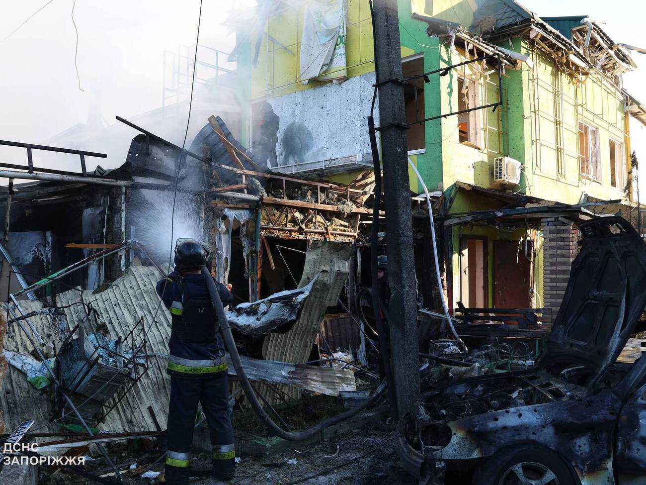 Увечері рятувальники загасили будівлі й машини, які зайнялися через російський удар по Вільнянську
