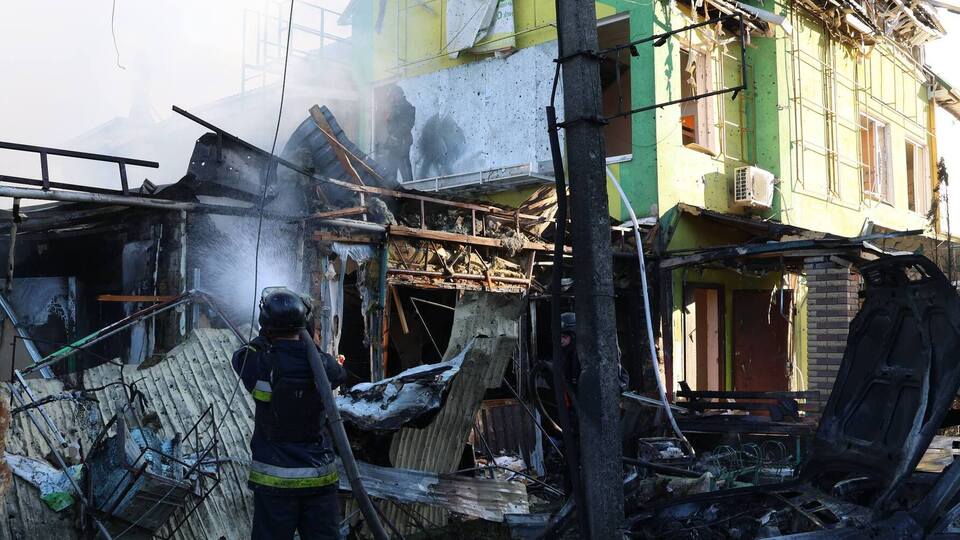 Увечері рятувальники загасили будівлі й машини, які зайнялися через російський удар по Вільнянську