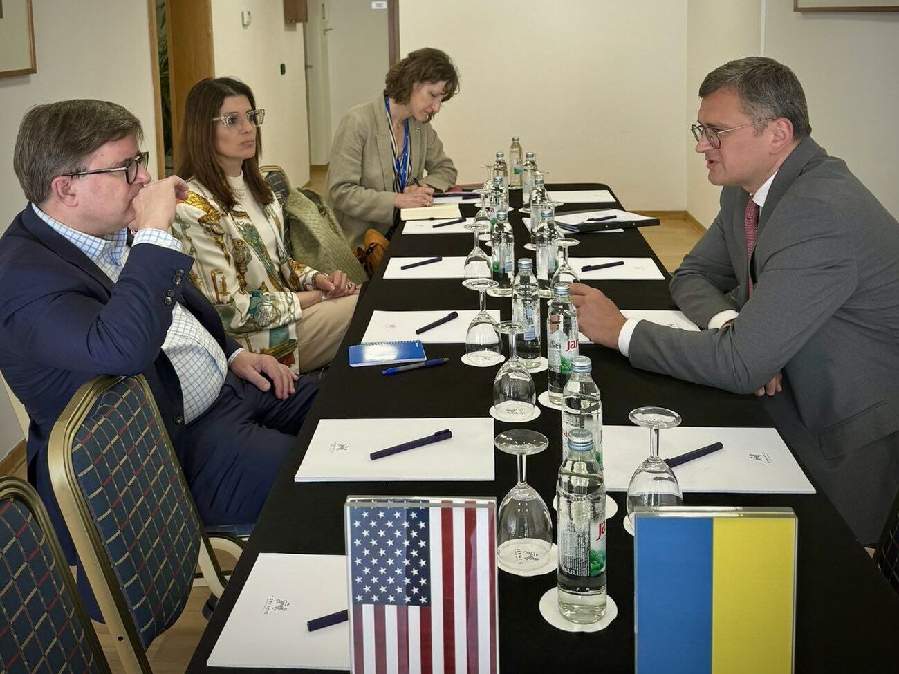 Кулеба (справа) отметил, что вопрос предоставления Украине дополнительных систем Patriot был основной темой его разговора с О'Брайеном (слева)