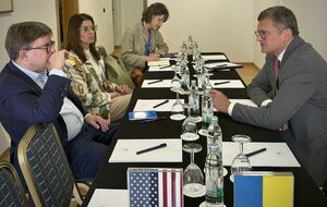 Кулеба (справа) отметил, что вопрос предоставления Украине дополнительных систем Patriot был основной темой его разговора с О'Брайеном (слева)