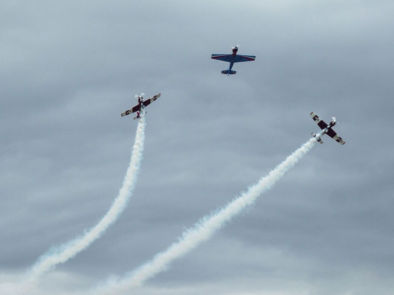 В время авиашоу в Португалии два самолета столкнулись, один из них упал и взорвался