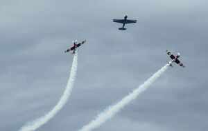 В время авиашоу в Португалии два самолета столкнулись, один из них упал и взорвался