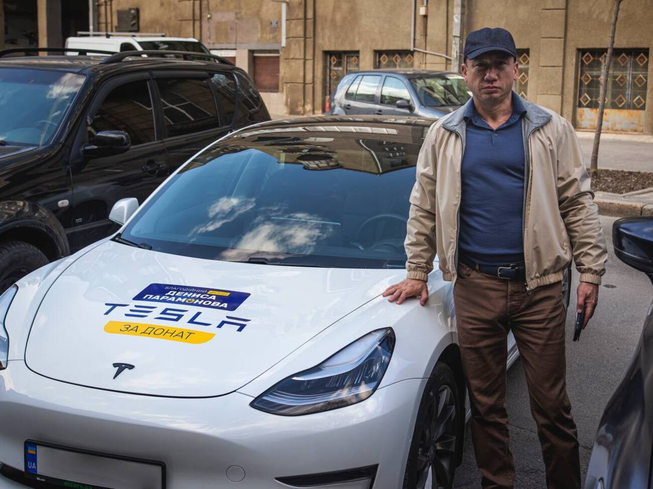 В рамках акции Парамонов отдал на благотворительность свой электрокар Tesla model 3