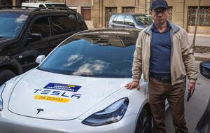 В рамках акции Парамонов отдал на благотворительность свой электрокар Tesla model 3