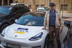 В рамках акции Парамонов отдал на благотворительность свой электрокар Tesla model 3