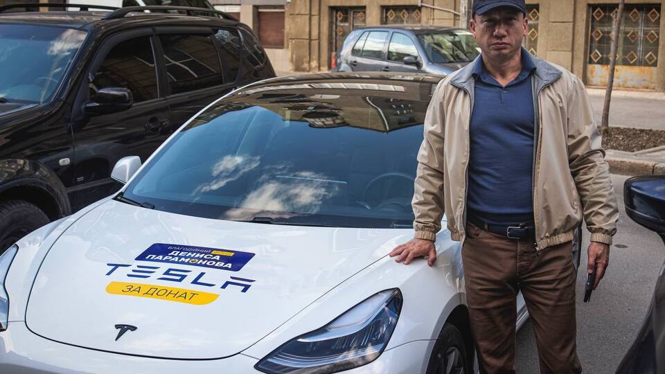 В рамках акции Парамонов отдал на благотворительность свой электрокар Tesla model 3