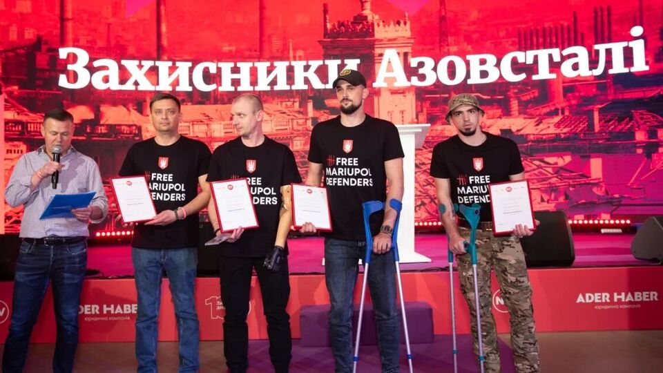 NV сформувала перелік зі 100 співвітчизників, котрі протягом 10 років відігравали ключову роль в Україні. Найчастіше в категорії "Військові та волонтери" експерти й читачі NV називали захисників "Азовсталі"