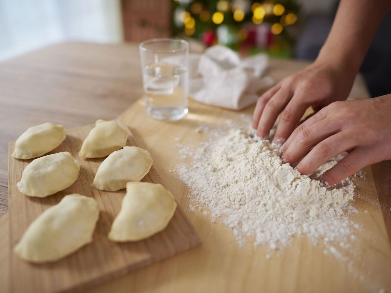 Блогер рекомендует добавлять в тесто дрожжи, кефир и соду