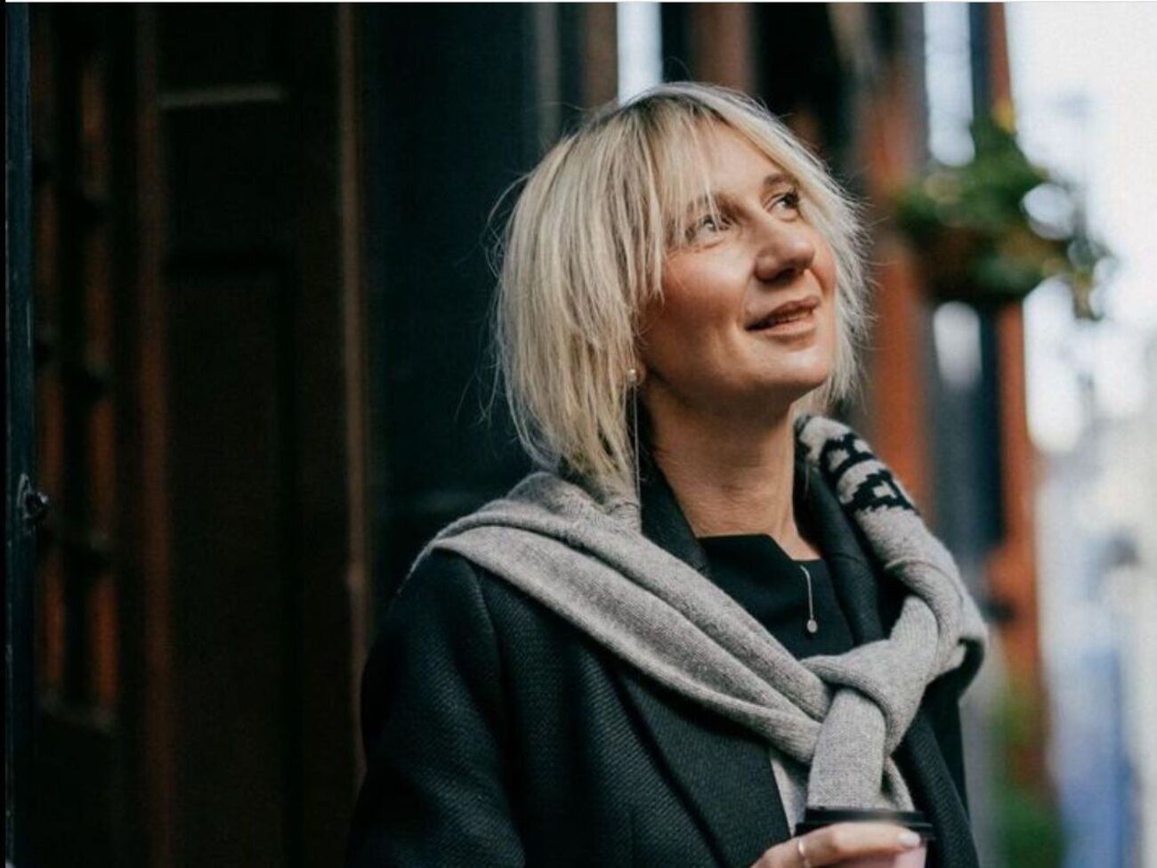 Люди под зданием ООН рассматривают протезы. Понимают ли они, что это протезы реальных людей, попавших на мины?