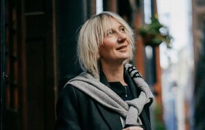 Люди под зданием ООН рассматривают протезы. Понимают ли они, что это протезы реальных людей, попавших на мины?