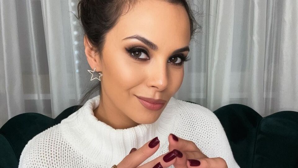 Каменских нанесла тональный крем кончиками пальцев