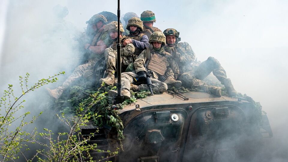 Українські військовослужбовці й далі дають відсіч російській агресії