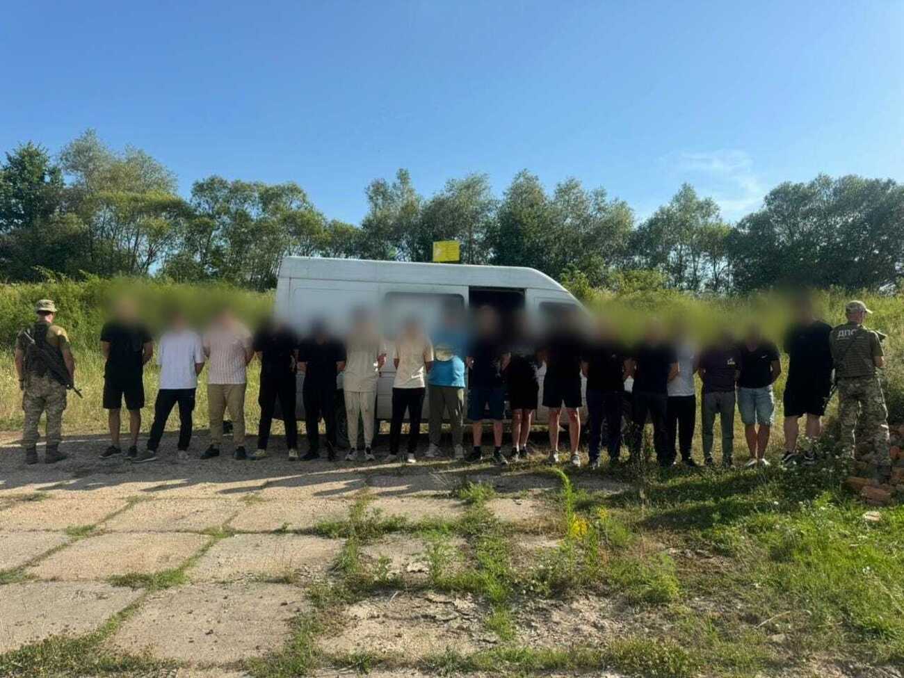 Кожному із чоловіків поїздка коштувала від $3 тис. до $12 тис.