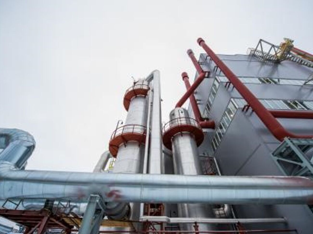 По данным росСМИ, на территории комбината "упало и взорвалось" семь БПЛА