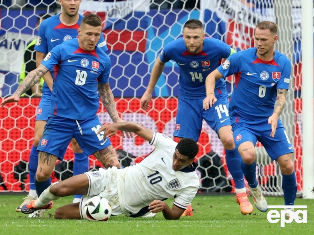 Словаки (в синем) не смогли отстоять свои ворота