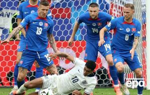 Словаки (в синем) не смогли отстоять свои ворота