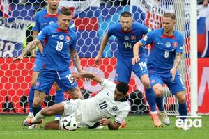 Словаки (в синем) не смогли отстоять свои ворота