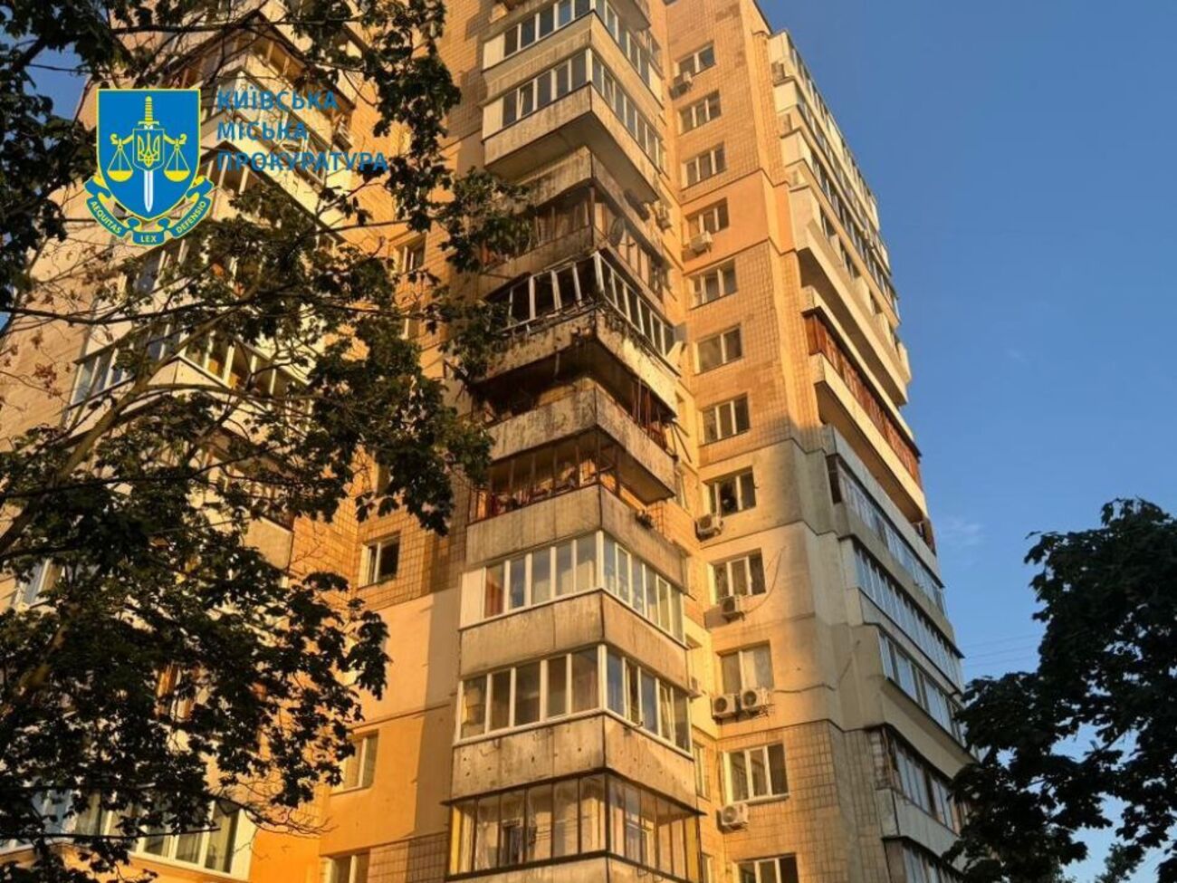Через повітряну атаку РФ в Оболонському районі пошкоджено 14-поверховий житловий будинок, зазначили у прокуратурі