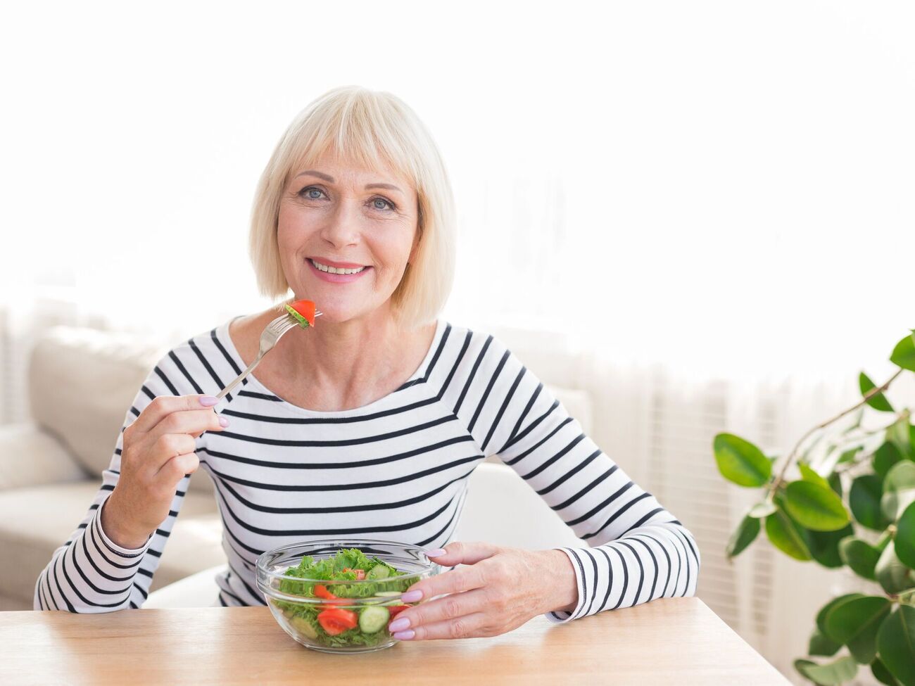 По словам нутрициолога, интервал между приемами пищи должен составлять не менее трех часов