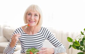 По словам нутрициолога, интервал между приемами пищи должен составлять не менее трех часов