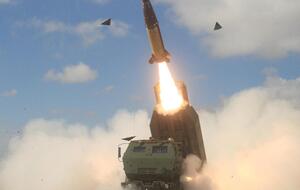 ATACMS, які можуть бити на 300 км, напевно, допомогли б Україні сьогодні в боротьбі з російськими КАБ, вважає Зеленський