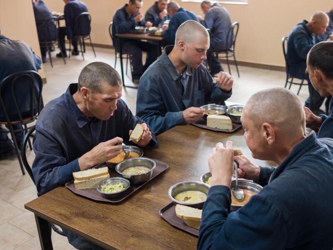 Золкин рассказал, что российских военнопленных в Украине отлично кормят