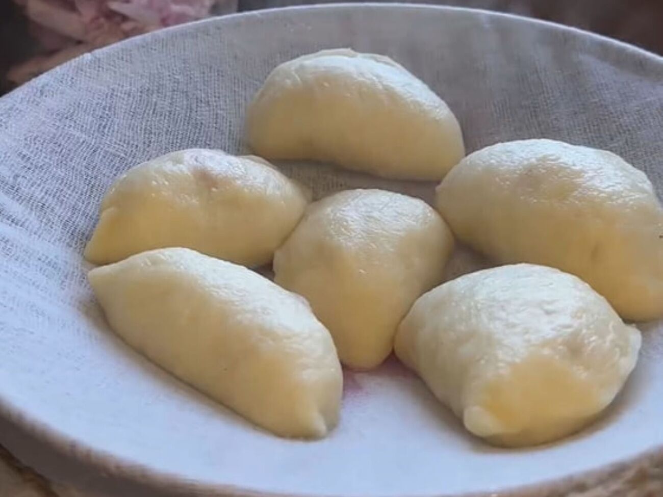 Готовьте вареники на пару, накрыв крышкой