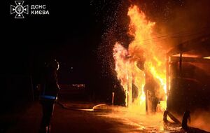 Пожарные ночью потушили сильный пожар на Троещине