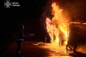 Пожарные ночью потушили сильный пожар на Троещине
