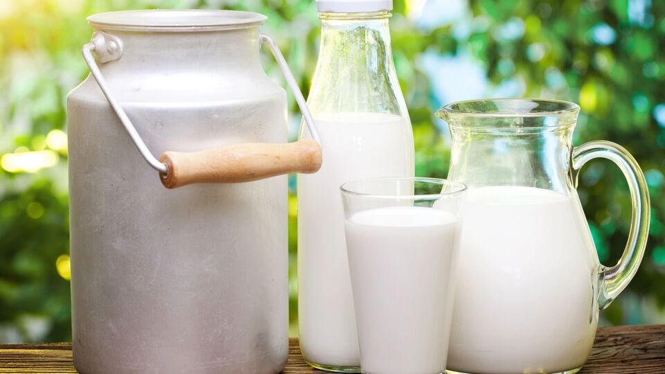 Молоко й інші інгредієнти розчиняють у воді