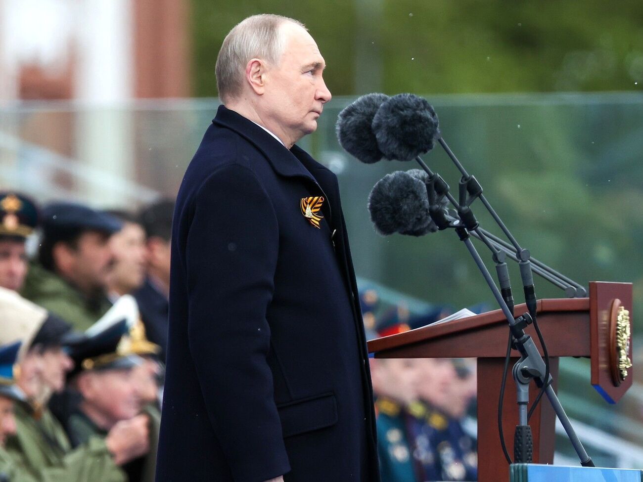 В 2024 году Путин точно был в скрытом бронежилете 9 мая во время парада, отметили росСМИ