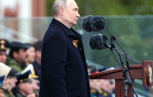 В 2024 году Путин точно был в скрытом бронежилете 9 мая во время парада, отметили росСМИ