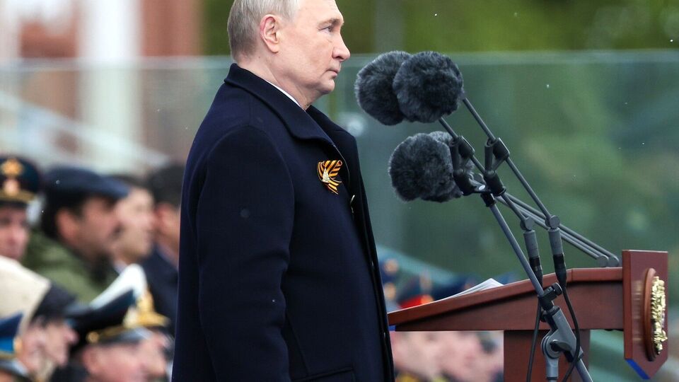В 2024 году Путин точно был в скрытом бронежилете 9 мая во время парада, отметили росСМИ