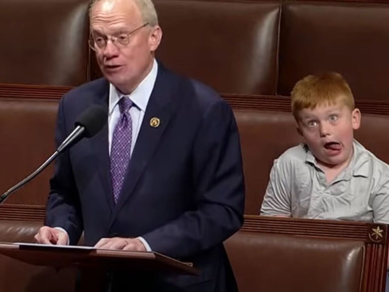 Роуз: Вот что я получаю за то, что сказал своему сыну Гаю улыбнуться в камеру ради своего младшего брата