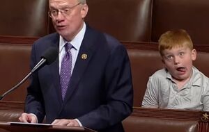 Роуз: Вот что я получаю за то, что сказал своему сыну Гаю улыбнуться в камеру ради своего младшего брата