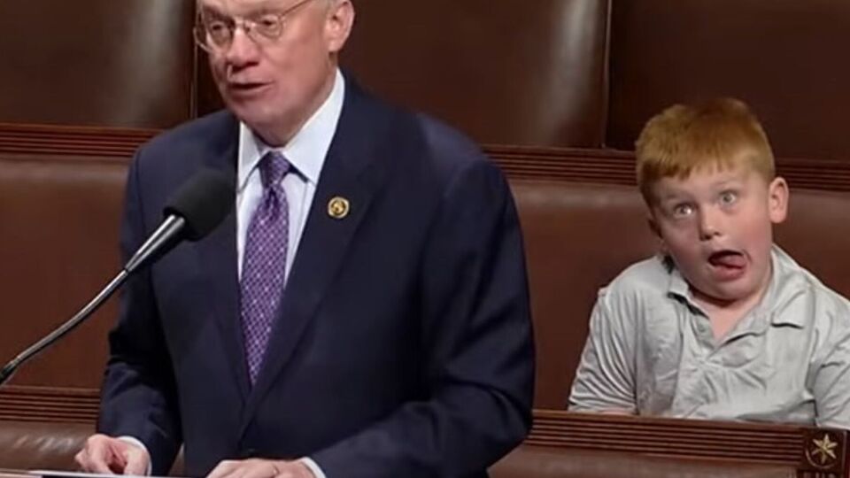 Роуз: Вот что я получаю за то, что сказал своему сыну Гаю улыбнуться в камеру ради своего младшего брата