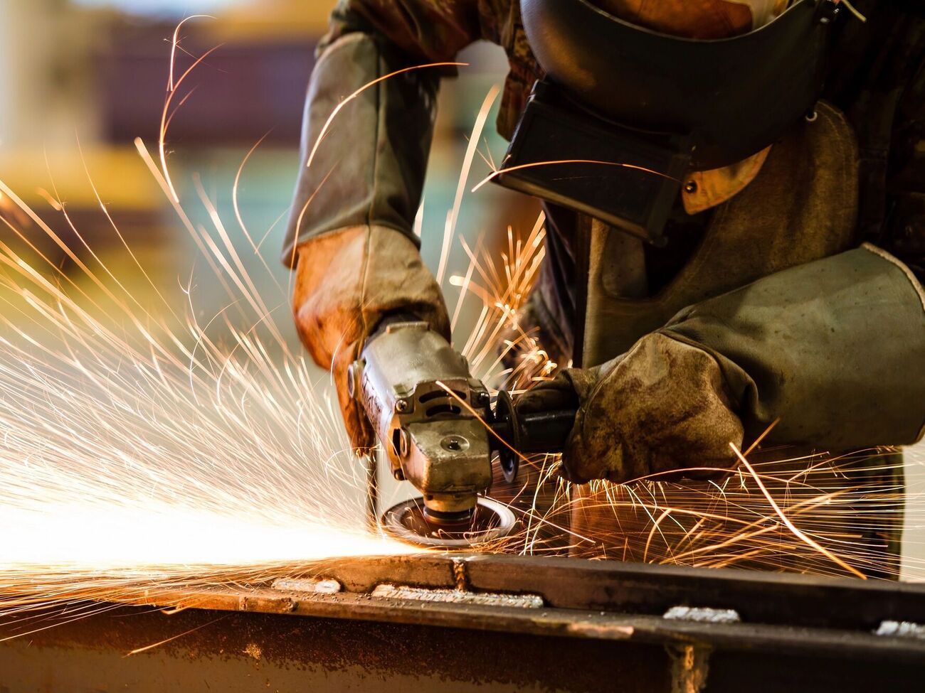 Мужчины неохотно идут работать в крупные компании, являющиеся мишенью для военкоматов, пишет Bloomberg