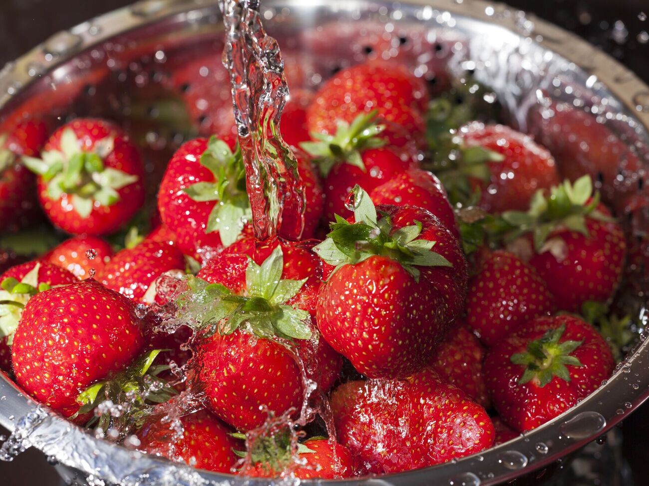Доктор посоветовала мыть клубнику под проточной водой не менее 15 секунд