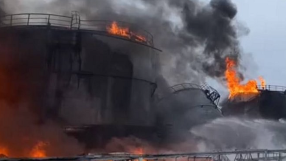 В Белгородской области горел один из резервуаров нефтебазы, по данным СМИ, ее атаковали дроны ГУР
