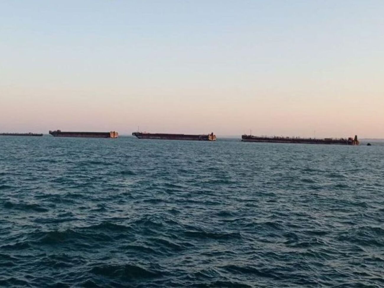 Окупанти розставили старі баржі, щоб захистити Кримський міст від дронів