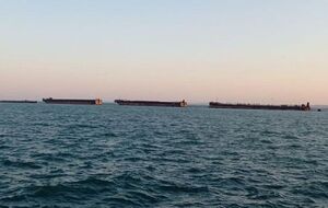 Окупанти розставили старі баржі, щоб захистити Кримський міст від дронів